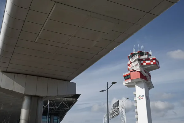 Ιταλία, το Διεθνές Αεροδρόμιο Fiumicino? 27 Μαρτίου 2016, πύργος ελέγχου πτήσης - συντακτική — Φωτογραφία Αρχείου