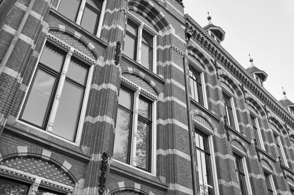 Holland, Amsterdam, fasaden av gamla sten hus downtown — Stockfoto