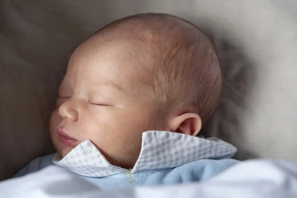 Niño recién nacido dormido —  Fotos de Stock