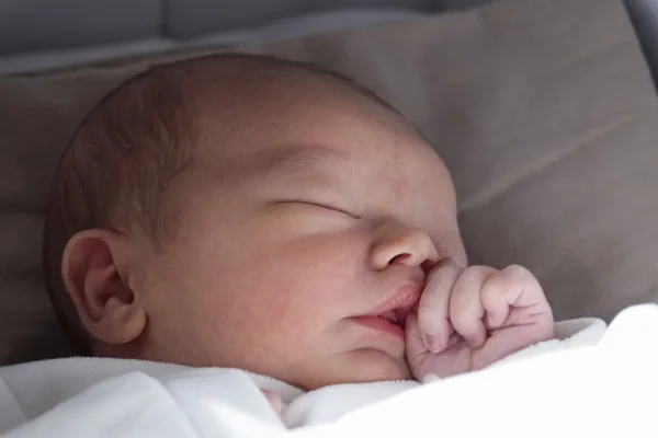 Niño recién nacido dormido —  Fotos de Stock