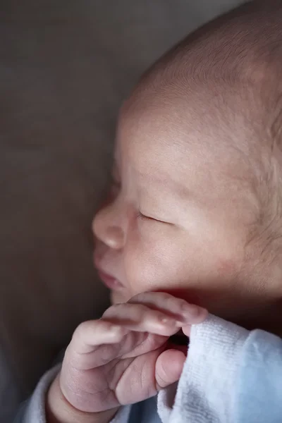 Yeni doğan çocuk uyuyor — Stok fotoğraf