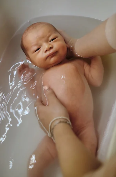 新生儿的第一次洗浴 — 图库照片