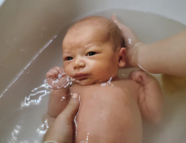 Recién nacido primer baño — Foto de Stock