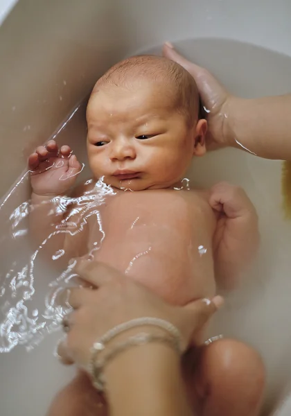 新生儿的第一次洗浴 — 图库照片