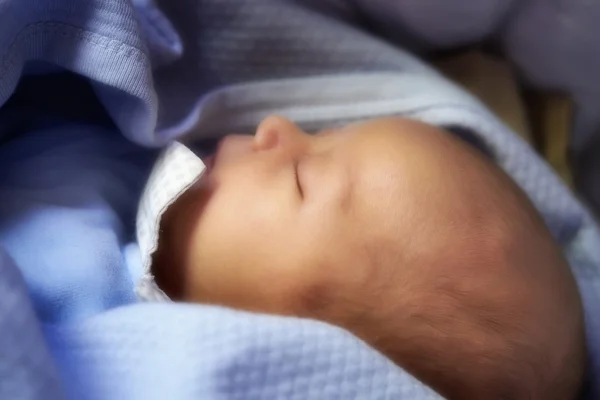 刚出生的孩子睡着了 — 图库照片