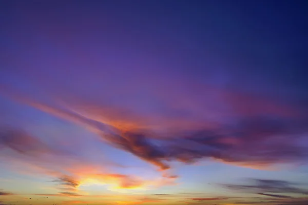 Červené mraky na obloze při západu slunce — Stock fotografie