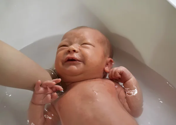 Recién nacido primer baño — Foto de Stock