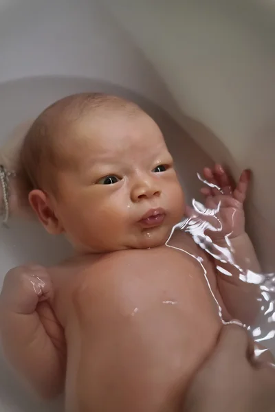 Recién nacido primer baño — Foto de Stock