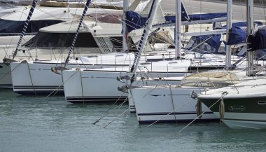 İtalya, Sicilya, Akdeniz, Marina di Ragusa; 21 Aprily 2016, marina - editoryal Lüks Yatlar