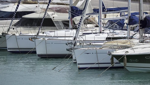 İtalya, Sicilya, Akdeniz, Marina di Ragusa; 21 Aprily 2016, marina - editoryal Lüks Yatlar