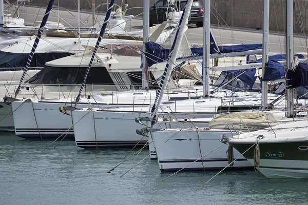 Włochy, Sycylia, Morze Śródziemne, Marina di Ragusa; 21 Aprily 2016, luksusowych jachtów w marinie - Redakcja — Zdjęcie stockowe