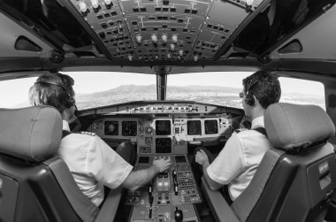 Pilotlar uçağın kokpit içinde