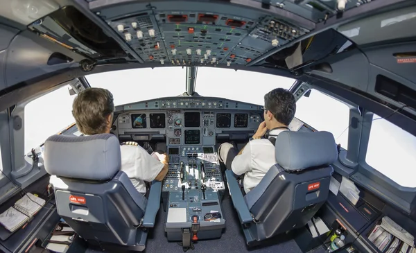 Pilotos en una cabina de avión — Foto de Stock