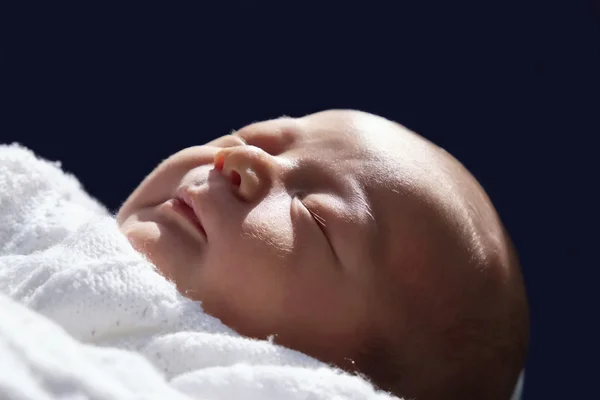 Yeni doğan çocuk uyuyor — Stok fotoğraf