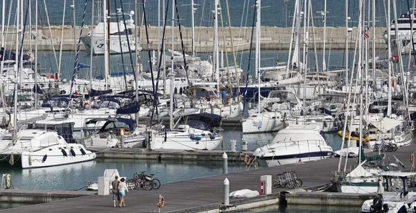 İtalya, Sicilya, Akdeniz, Marina di Ragusa; 22 Nisan 2016, tekneler ve Lüks Yatlar marina - Editörden — Stok fotoğraf