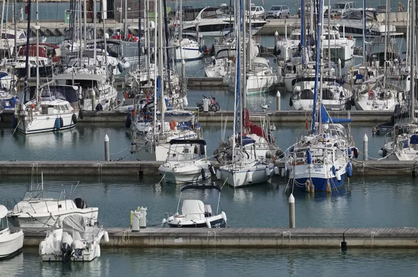 Italien, Sizilien, Mittelmeer, Marina di ragusa; 22. April 2016, Boote und Luxusyachten in der Marina - Leitartikel — Stockfoto