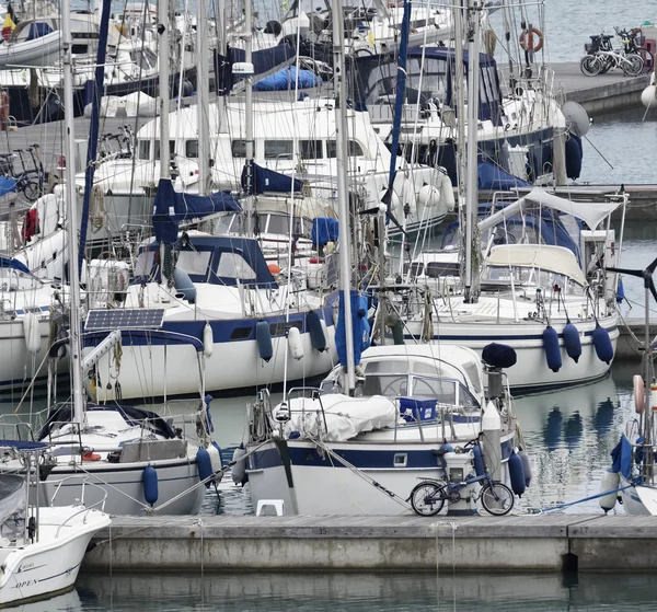 Italië, Sicilië, Middellandse Zee, Marina di Ragusa; 22 April 2016, jachten luxe in de jachthaven - redactie — Stockfoto