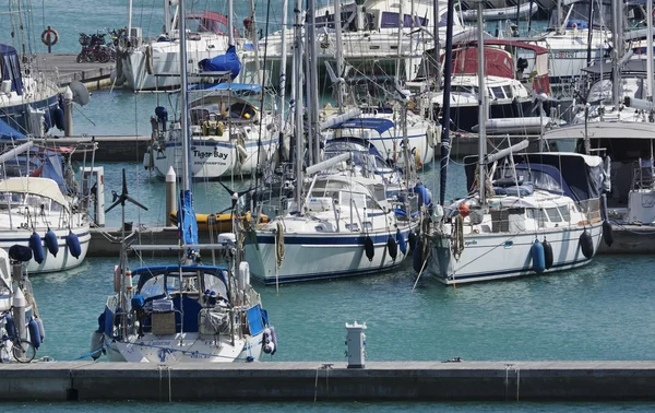 Włochy, Sycylia, Morze Śródziemne, Marina di Ragusa; 23 kwietnia 2016, luksusowych jachtów w marinie - Redakcja — Zdjęcie stockowe