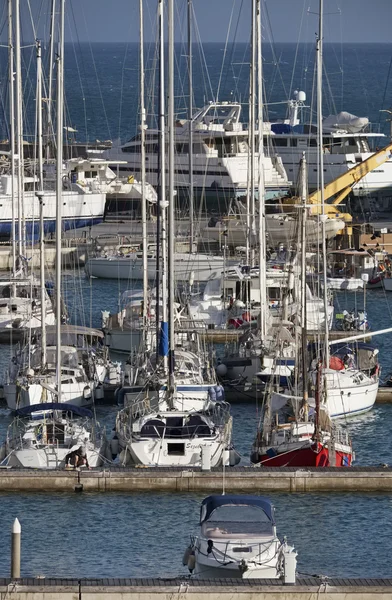 Italien, Sicilien, Medelhavet, Marina di Ragusa; 23 April 2016, yachter båtar och lyxiga i marina - ledare — Stockfoto