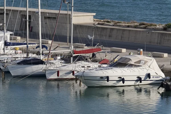 Włochy, Sycylia, Morze Śródziemne, Marina di Ragusa; 23 kwietnia 2016, luksusowych jachtów w marinie - Redakcja — Zdjęcie stockowe
