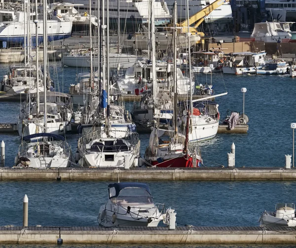 Италия, Сицилия, Средиземное море, Marina di Ragusa; 23 апреля 2016, лодки и роскошные яхты в гавани - РЕДАКЦИЯ — стоковое фото