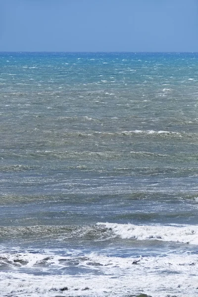 Italië, Sicilië Kanaal, ruwe Middellandse Zee in de winter — Stockfoto