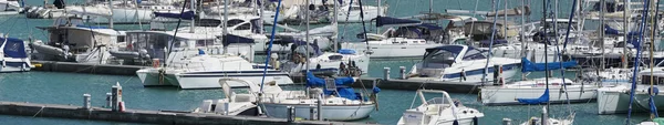 Италия, Сицилия, Средиземное море, Marina di Ragusa; 23 апреля 2016, лодки и роскошные яхты в гавани - РЕДАКЦИЯ — стоковое фото