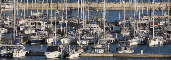 Италия, Сицилия, Средиземное море, Marina di Ragusa; 23 апреля 2016, лодки и роскошные яхты в гавани - РЕДАКЦИЯ — стоковое фото