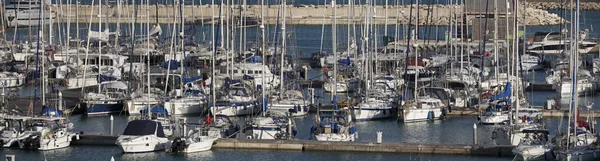 Italia, Sicilia, Mar Mediterráneo, Marina di Ragusa; 23 Abril 2016, barcos y yates de lujo en el puerto deportivo - EDITORIAL —  Fotos de Stock