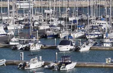 İtalya, Sicilya, Akdeniz, Marina di Ragusa; 25 Nisan 2016, marina - editoryal Lüks Yatlar