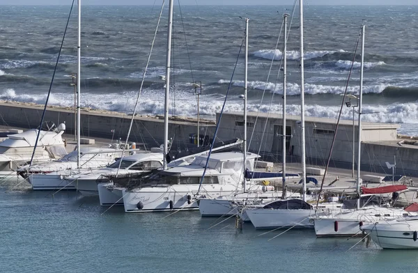 Italia, Sicilia, Mar Mediterráneo, Marina di Ragusa; 25 Abril 2016, yates de lujo en el puerto deportivo - EDITORIAL —  Fotos de Stock