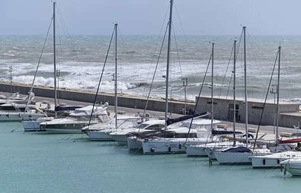 Italia, Sicilia, Mar Mediterráneo, Marina di Ragusa; 25 Abril 2016, yates de lujo en el puerto deportivo - EDITORIAL — Foto de Stock