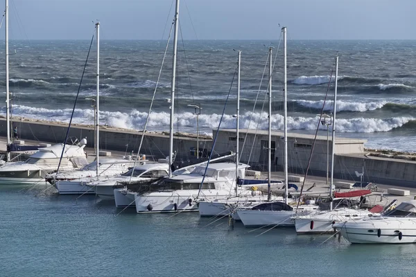 Italia, Sicilia, Mar Mediterráneo, Marina di Ragusa; 25 Abril 2016, yates de lujo en el puerto deportivo - EDITORIAL —  Fotos de Stock