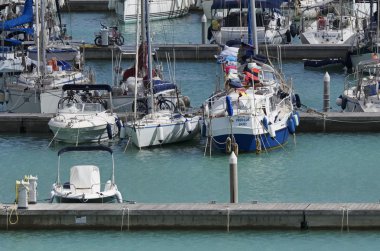 İtalya, Sicilya, Akdeniz, Marina di Ragusa; 25 Nisan 2016, marina - editoryal Lüks Yatlar