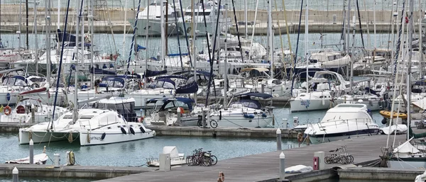 Italia, Sicilia, Mar Mediterraneo, Marina di Ragusa; 28 aprile 2016, yacht di lusso nel porto turistico - EDITORIALE — Foto Stock