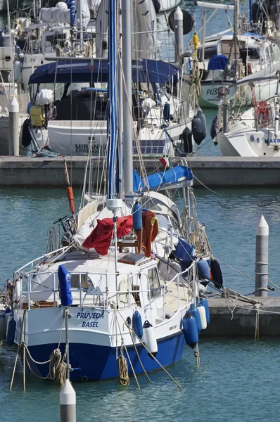 Włochy, Sycylia, Morze Śródziemne, Marina di Ragusa; 29 kwietnia 2016, luksusowych jachtów w marinie - Redakcja — Zdjęcie stockowe