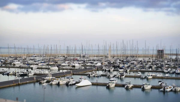 Italia, Sicilia, Mar Mediterráneo, Marina di Ragusa; 29 Abril 2016, barcos y yates de lujo en el puerto deportivo al atardecer - EDITORIAL —  Fotos de Stock