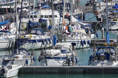 İtalya, Sicilya, Akdeniz, Marina di Ragusa; 30 Nisan 2016, marina - editoryal Lüks Yatlar