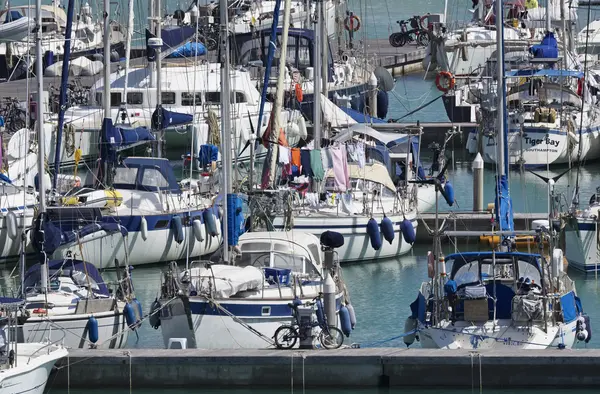 Італія, Сицилія, Середземне море, Марина ді Ragusa; 30 квітня 2016, розкішні яхти в Марина - редакції — стокове фото