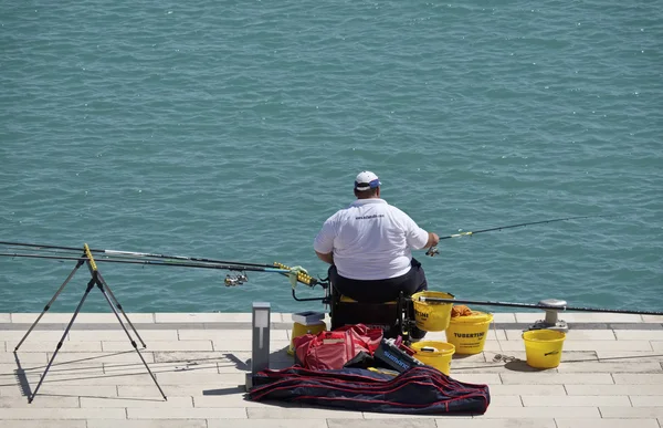 Italie, Sicile, Marina di Ragusa ; 30 Avril 2016, pêcheur dans le port - EDITORIAL — Photo