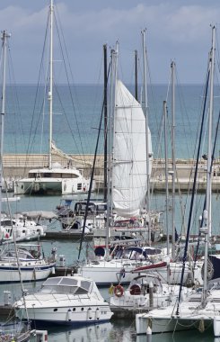 İtalya, Sicilya, Akdeniz, Marina di Ragusa; 1 Mayıs 2016, marina - editoryal Lüks Yatlar