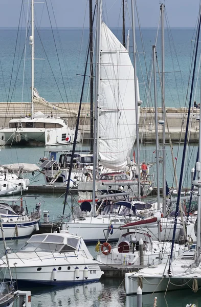 Italia, Sicilia, Mar Mediterráneo, Marina di Ragusa; 1 Mayo 2016, yates de lujo en el puerto deportivo - EDITORIAL —  Fotos de Stock