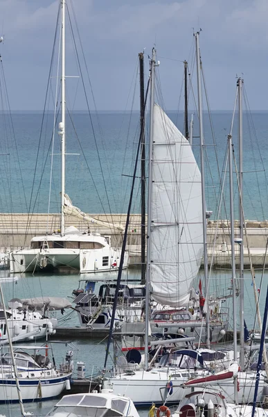 Italia, Sicilia, Mar Mediterráneo, Marina di Ragusa; 1 Mayo 2016, yates de lujo en el puerto deportivo - EDITORIAL —  Fotos de Stock