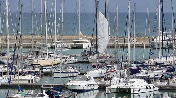 İtalya, Sicilya, Akdeniz, Marina di Ragusa; 1 Mayıs 2016, marina - editoryal Lüks Yatlar — Stok fotoğraf