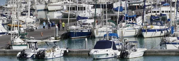 Италия, Сицилия, Средиземное море, Marina di Ragusa; 1 мая 2016, лодки и роскошные яхты в гавани - РЕДАКЦИЯ — стоковое фото