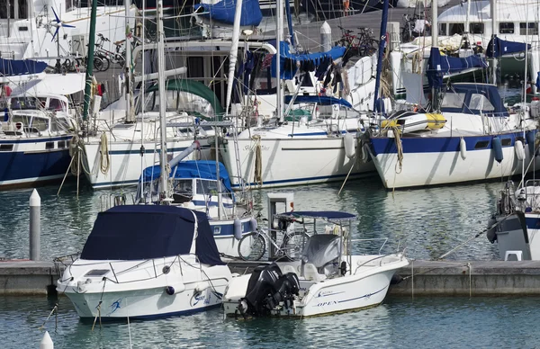 Itália, Sicília, Mar Mediterrâneo, Marina di Ragusa; 1 Maio 2016, barcos e iates de luxo na marina - EDITORIAL — Fotografia de Stock