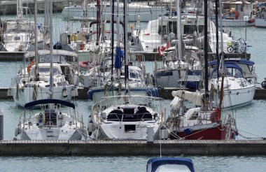 İtalya, Sicilya, Akdeniz, Marina di Ragusa; 2 Mayıs 2016, marina - editoryal Lüks Yatlar