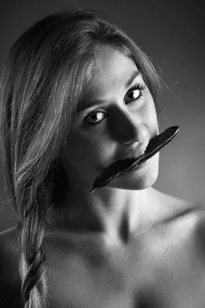 Retrato de estudio de una hermosa chica con algarrobo —  Fotos de Stock