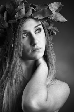 Stüdyo portre bir defne Meşe yaprağı taç ile güzel bir kız