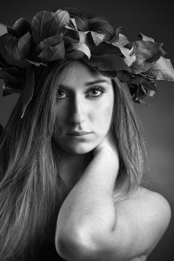 Stüdyo portre bir defne Meşe yaprağı taç ile güzel bir kız